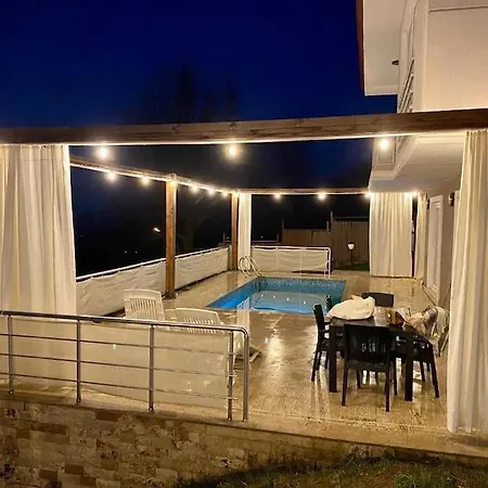 Hotel فلة 3 في 1 مع مسبح وإطلالة على بحيرة سبانجا في مجمع منظرة Kurtkoy (Sakarya)